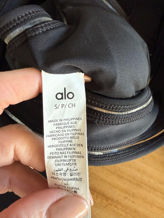 ALO Yoga Black Cropped Capris with Matching Black Sports Bra - Picture 4 of 7